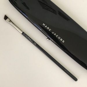 MAC Cosmetics 266 small angled brush